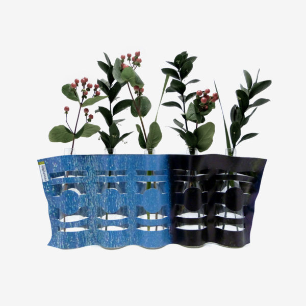 vase noir et bleu en bâche publicitaire recyclée