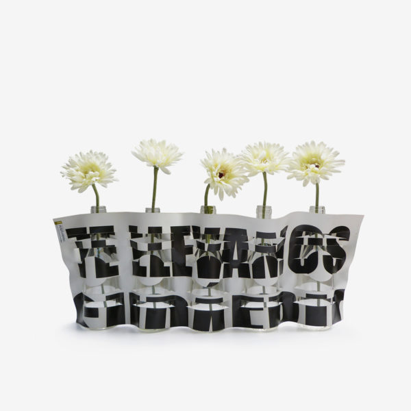 vase blanc lettres noires en bâche publicitaire recyclée