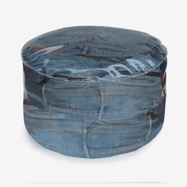 pouf rond transparent rempli de jeans.