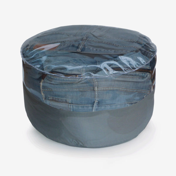 pouf rond transparent et toile parapente grise rempli de jeans.