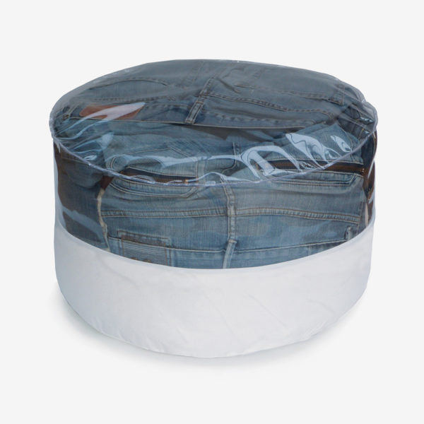 pouf rond transparent et toile parapente blanche rempli de jeans.