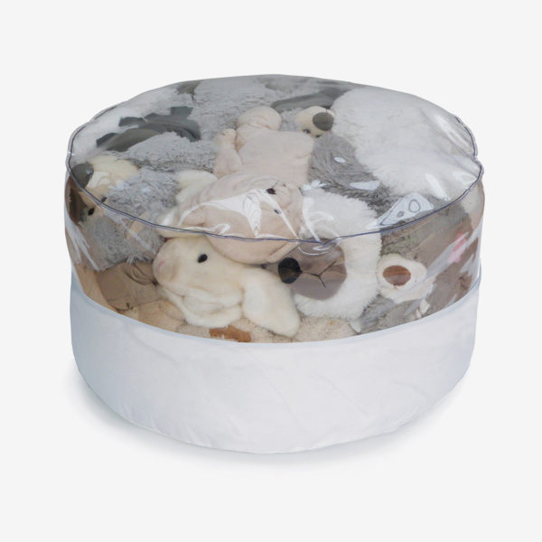 pouf rond transparent et toile parapente blanche rempli de peluches.