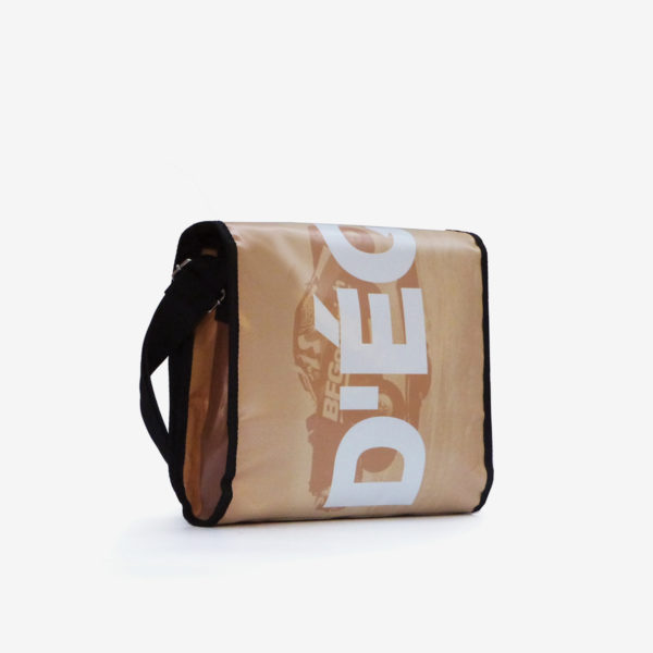 Dos de besace tons sable en bâche publicitaire recyclée.