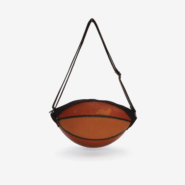 Dos de sac en ballon de basket recyclé en cuir orange. Mode et économie circulaire vont de pair.