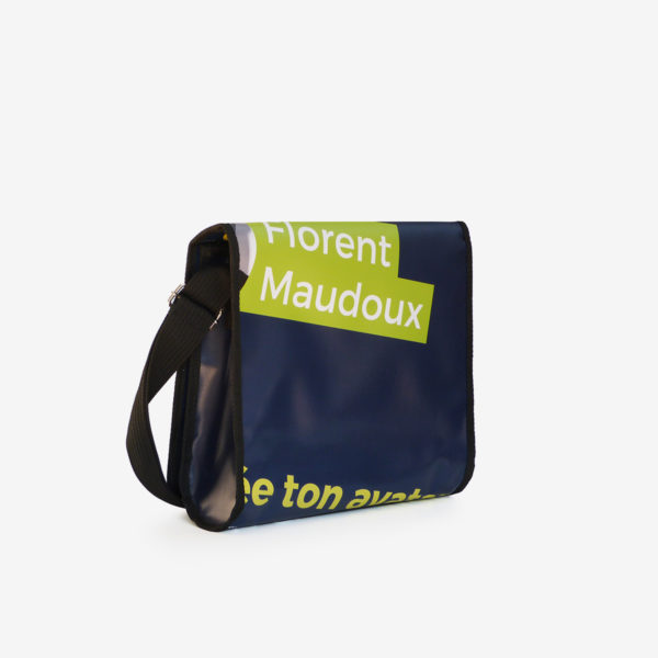 Dos de sac besace en bâche publicitaire bleu sombre et textes verts.