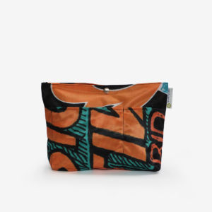 Sac à sac multipoches en toile publicitaire aux tons orange et noir.