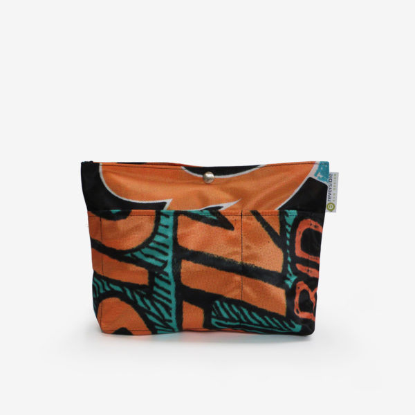 Sac à sac multipoches en toile publicitaire aux tons orange et noir.