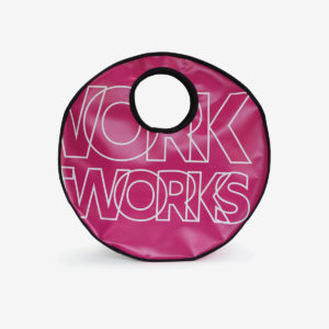 Sac cabas rond en bâche publicitaire imprimé rose fuchsia.