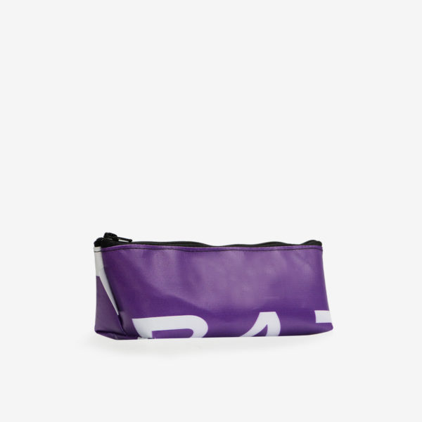 Dos de Trousse en bâche publicitaire recyclée violette.