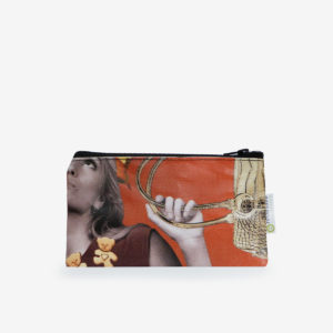 Trousse plate en bâche publicitaire recyclée orange.