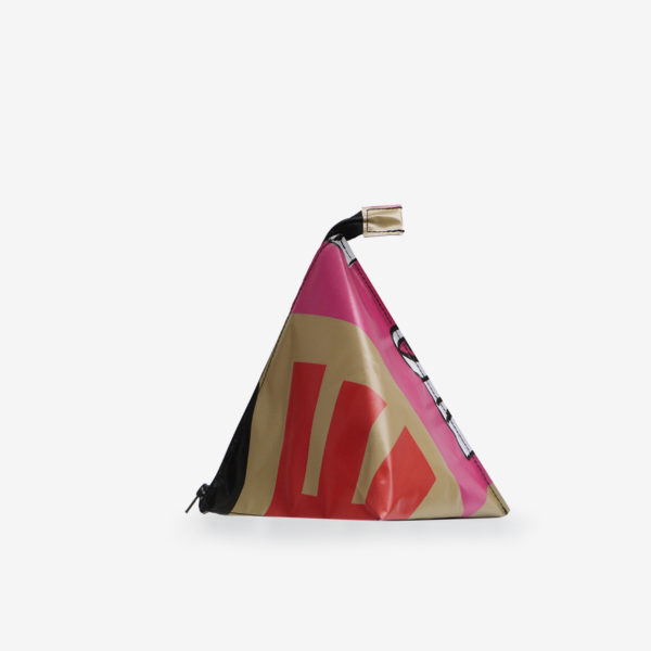 Dos de trousse de toilette en bâche recyclée multicolore.