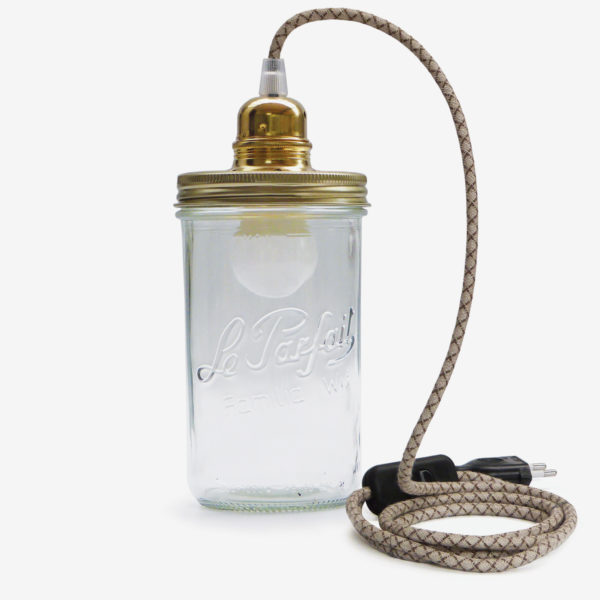 Lampe baladeuse fil beige couvercle doré en bocal de conserve en verre Le Parfait.