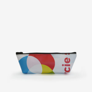37 Trousse en bâche publicitaire recyclée graphique.