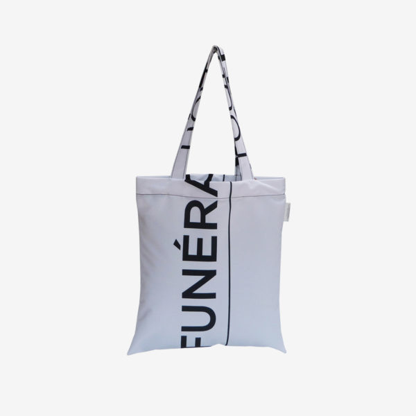 10 Dos de tote bag en toile publicitaire blanche et graphique.