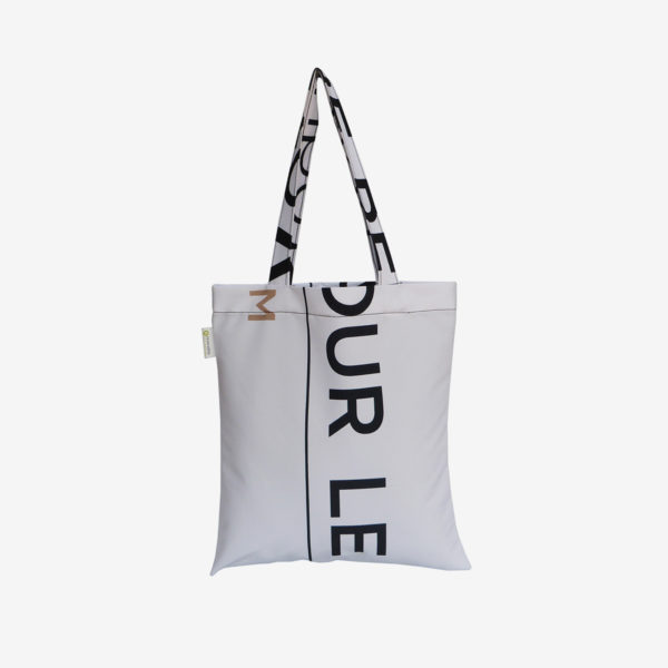 10 Tote bag en toile publicitaire recyclée blanche et graphique.