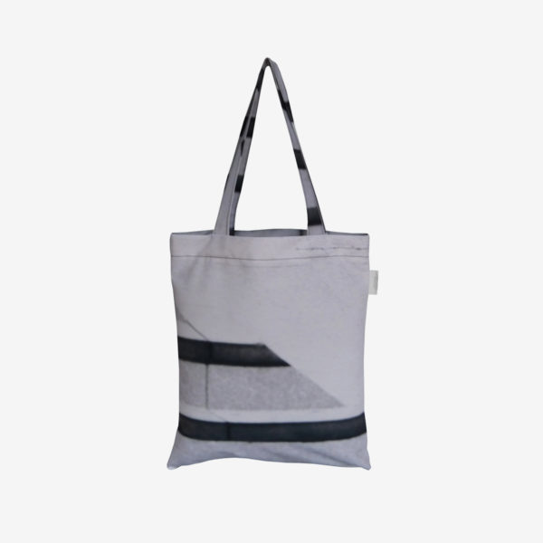 18 Dos de Tote bag en toile publicitaire noire et blanche.