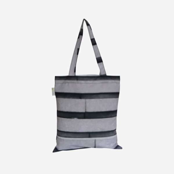 18 Tote bag en toile publicitaire recyclée noire et blanche.