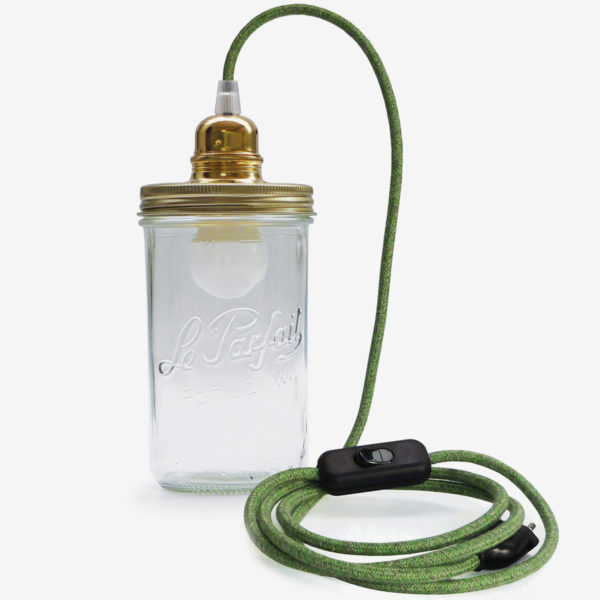 Lampe baladeuse fil vert couvercle doré en bocal de conserve en verre Le Parfait.