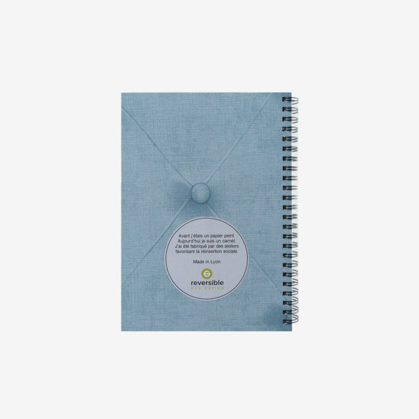 1 dos de carnet en papier peint recyclé tons bleus.