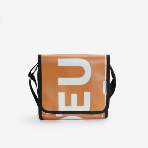 10 Sac besace carré orange en bâche publicitaire.