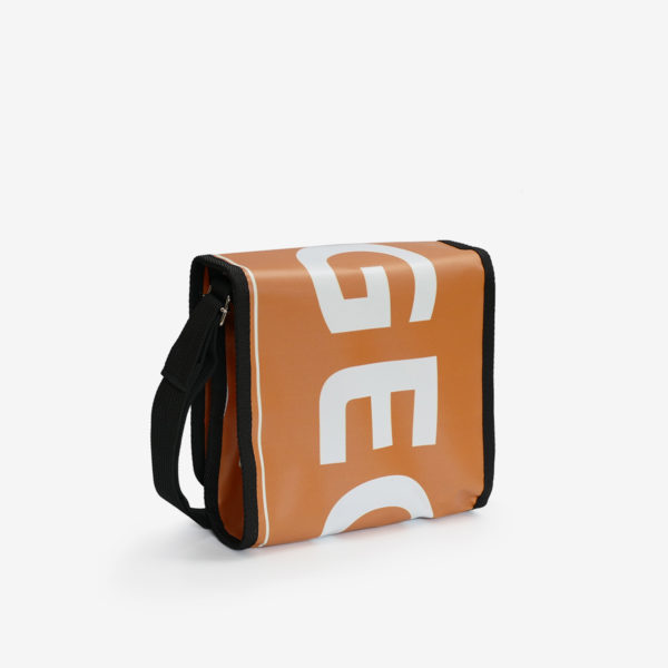 10 Dos de Sac besace carré orange en bâche publicitaire.
