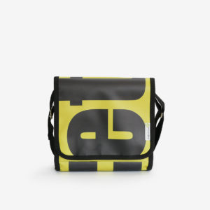 19 Sac besace carré jaune en bâche publicitaire.