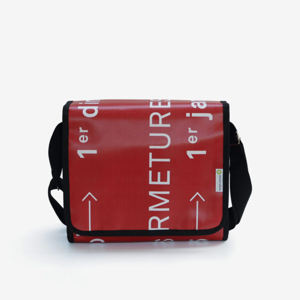 03 Besace en bâche publicitaire rouge. Surcyclage
