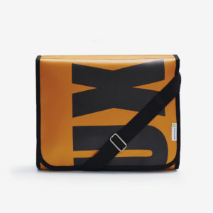 33 Sacoche en bâche publicitaire orange et noire.