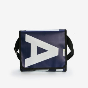 1 Besace en bâche publicitaire bleue. Surcyclage