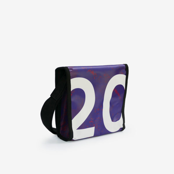 28 dos de Besace carrée en bâche publicitaire violette.