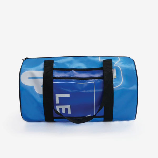 32 Sac polochon bleu en bâche publicitaire recyclée.