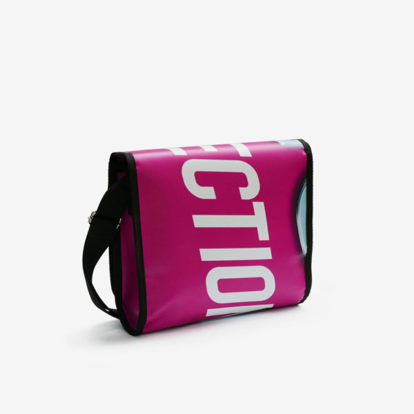 dos de Sac besace en bâche publicitaire rose et blanche.