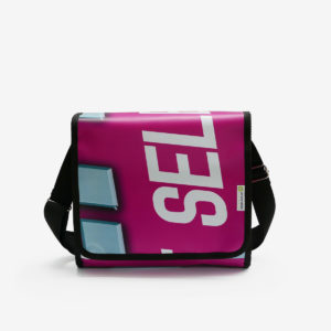 Sac besace en bâche publicitaire rose et blanche.