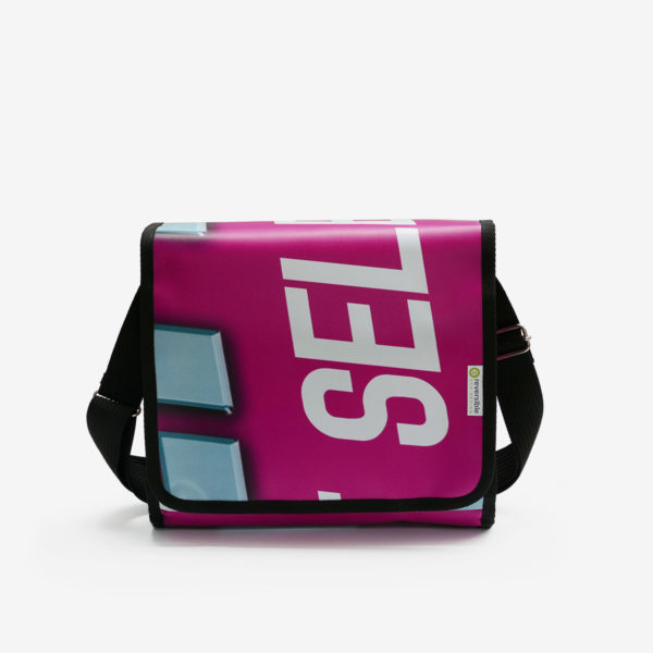 Sac besace en bâche publicitaire rose et blanche.