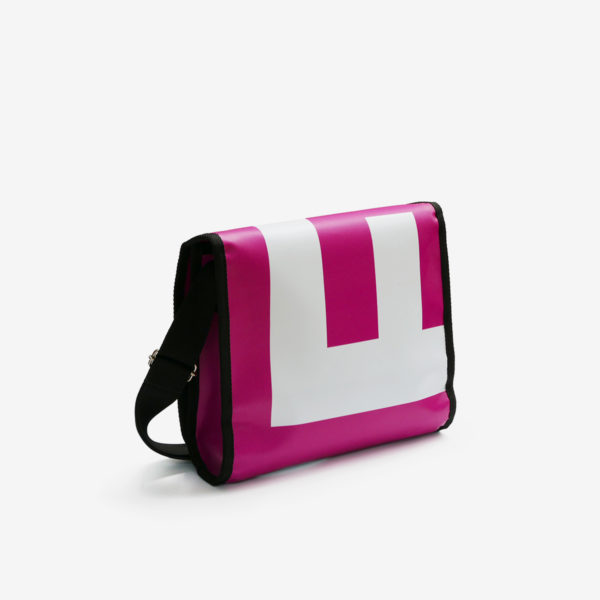 dos de Sac besace en bâche publicitaire rose et blanche.