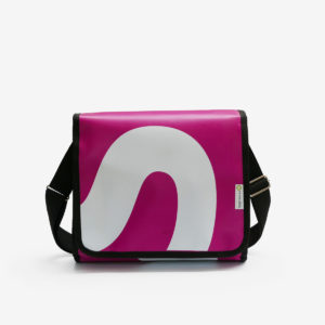 Sac besace en bâche publicitaire rose et blanche.