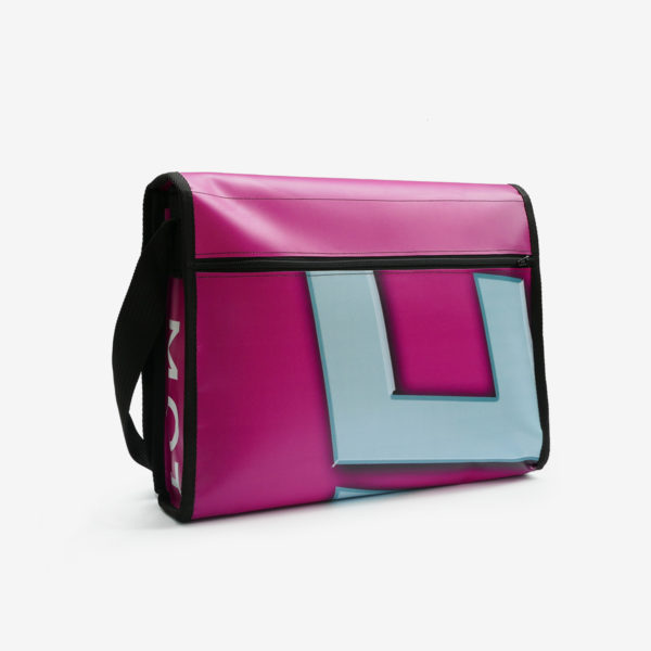 dos de Sacoche rose fuchsia en bâche publicitaire . Upcycling, économie circulaire et fabrication Française.