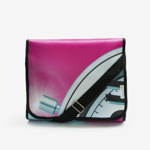 Sacoche rose fuchsia en bâche publicitaire . Upcycling, économie circulaire et fabrication Française.