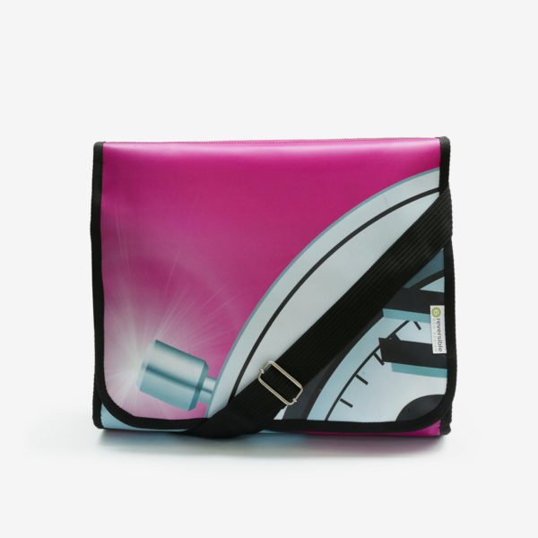 Sacoche rose fuchsia en bâche publicitaire . Upcycling, économie circulaire et fabrication Française.