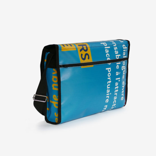 13 dos de Sacoche bleue et orange en bâche publicitaire recyclée.