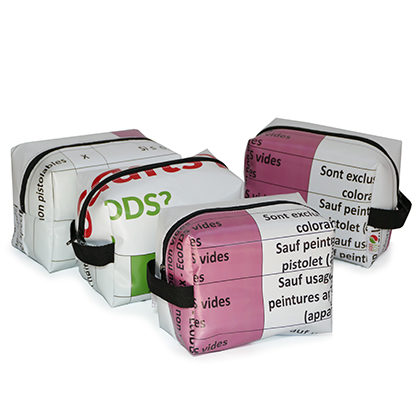 Seconde vie en trousse de toilette des bâches publicitaire d'Eco Dds.