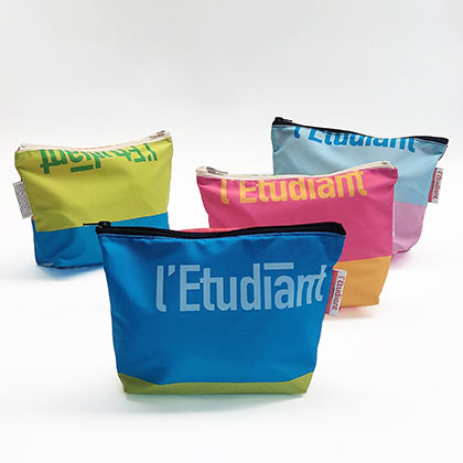 seconde vie en trousse de toilette des toiles de stand de L'Etudiant.