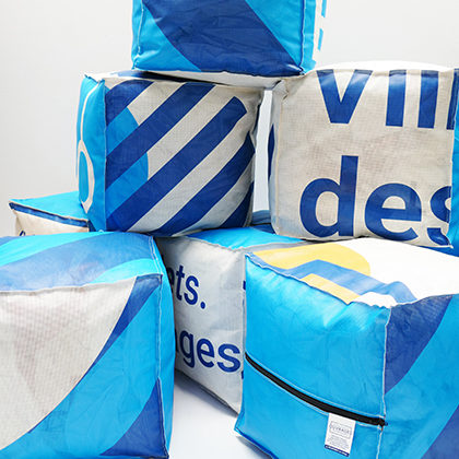 Upcycling en poufs des bâches de chantier des ouvrages olympiques.