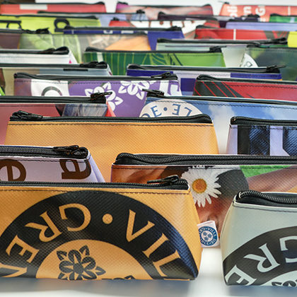 upcycling en trousses des bâches publicitaires de la ville de Grenoble.