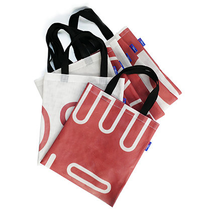 seconde vie en tote bag des bâches publicitaires de vinci immobilier.
