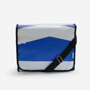 20 Sacoche en bâche publicitaire bleu et blanche.