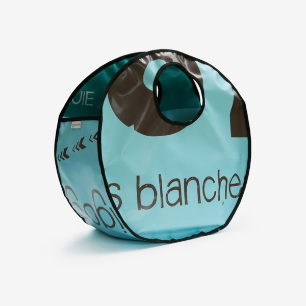 Sac cabas rond turquoise en bâche publicitaire recyclée.